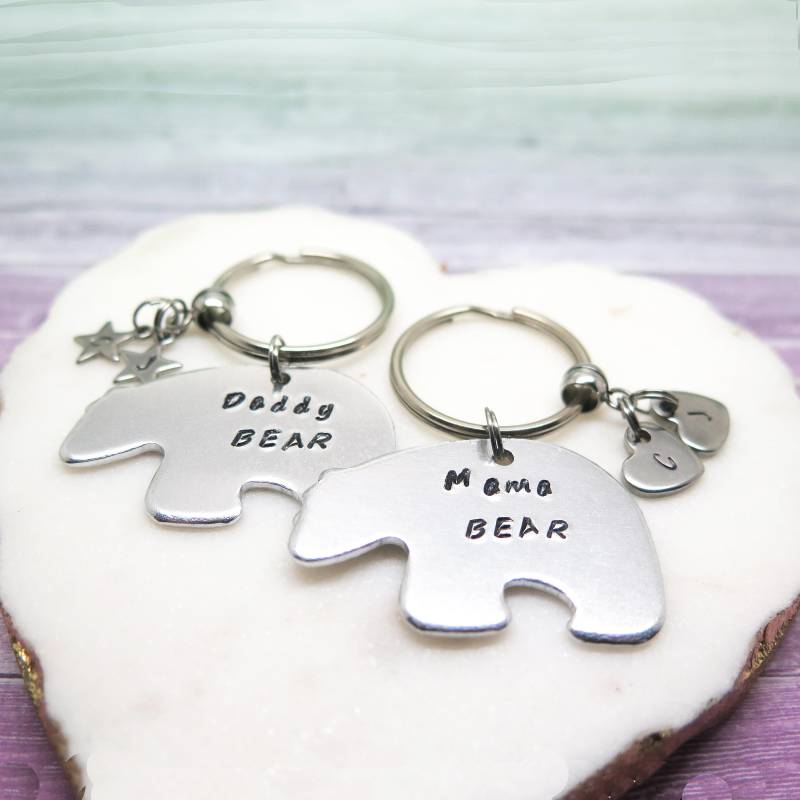 Personalisierte Mama Bear Papa Schlüsselbund Set - Hand Gestempelt Schmuck Personalisierte Mama Bear Papa Schlüsselbund Set - Hand Gestempelt Schmuck von ThetaJewellery