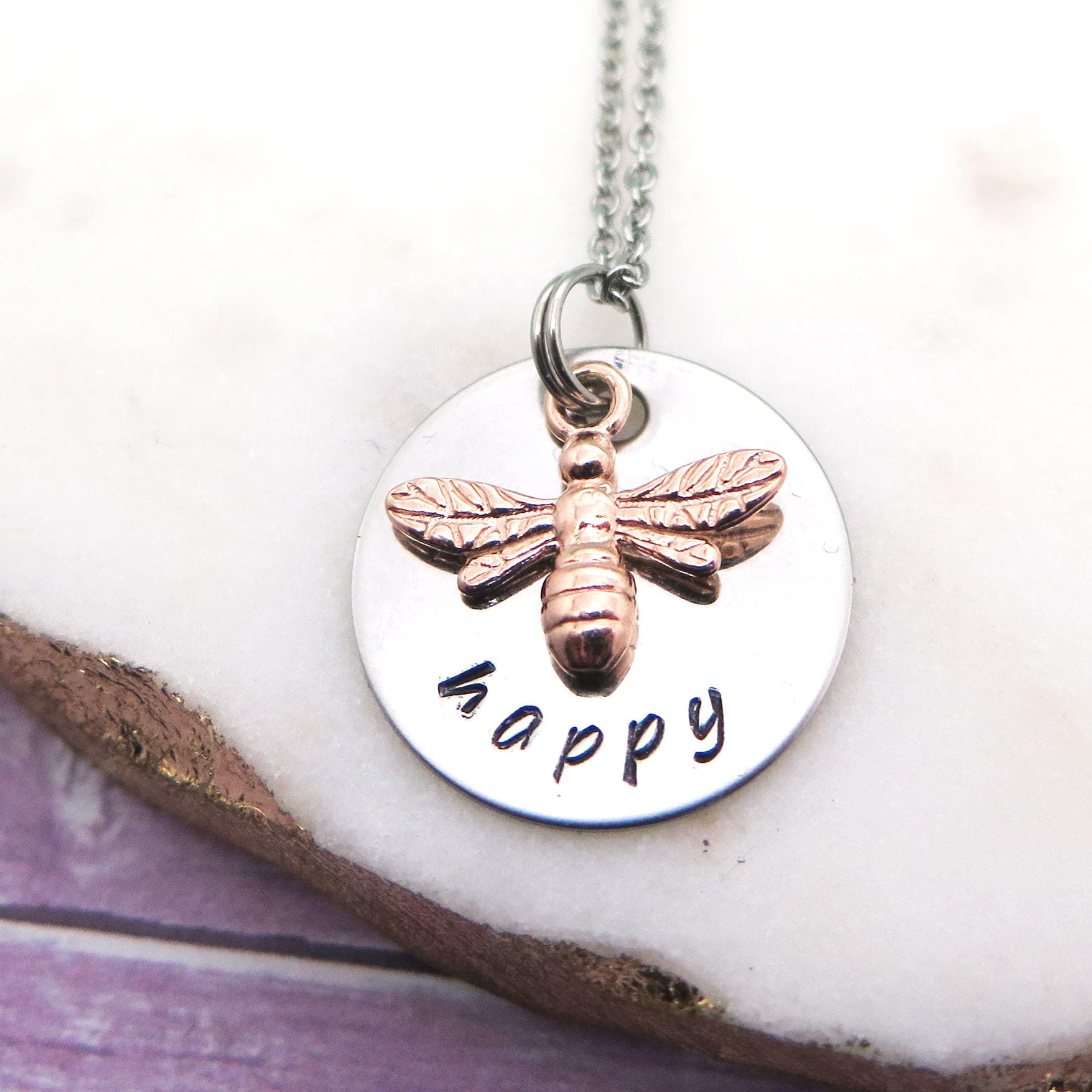 Personalisierte Biene Halskette Handgestempelter Edelstahl Anhänger, Rosegold Vermeil Anhänger Personalisierte Biene Halskette Handgestempelter Edelstahl Anhänger, Rosegold Vermeil Anhänger von ThetaJewellery