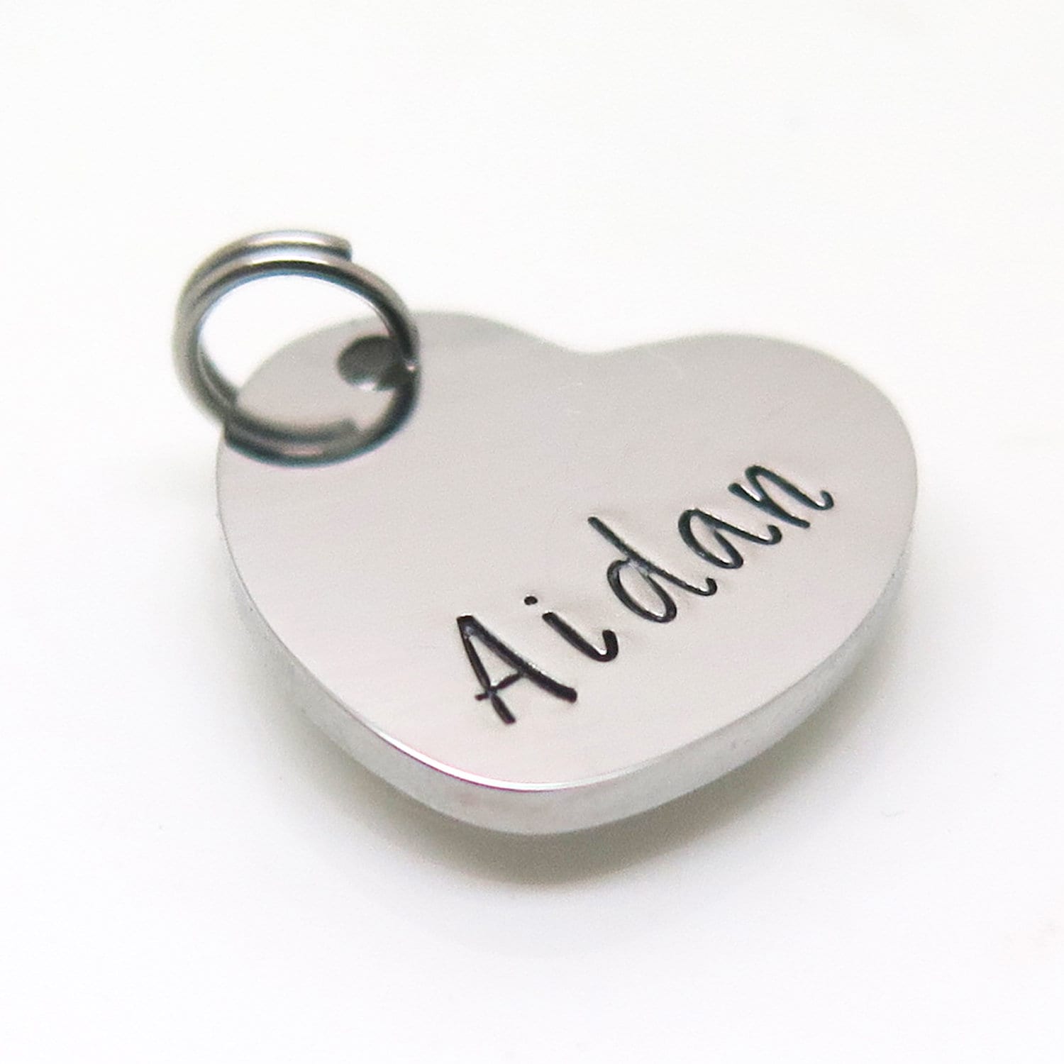 Personalisierter Herz Anhänger Handgestempelter Edelstahl Namensanhänger Personalisierter Herz Anhänger Handgestempelter Edelstahl Namensanhänger von ThetaJewellery