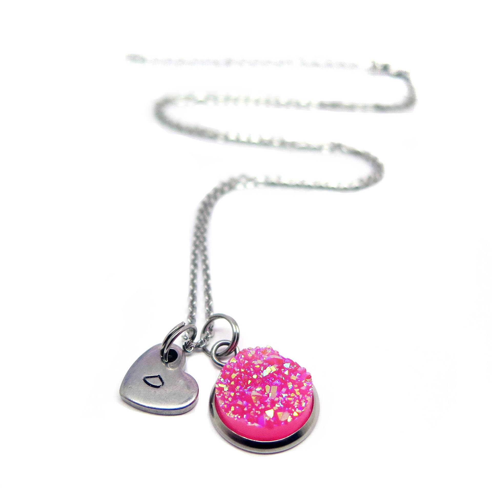 Rosa Druzy Anhänger Handgestempelter Herzanhänger Rosa Druzy Anhänger Handgestempelter Herzanhänger von ThetaJewellery