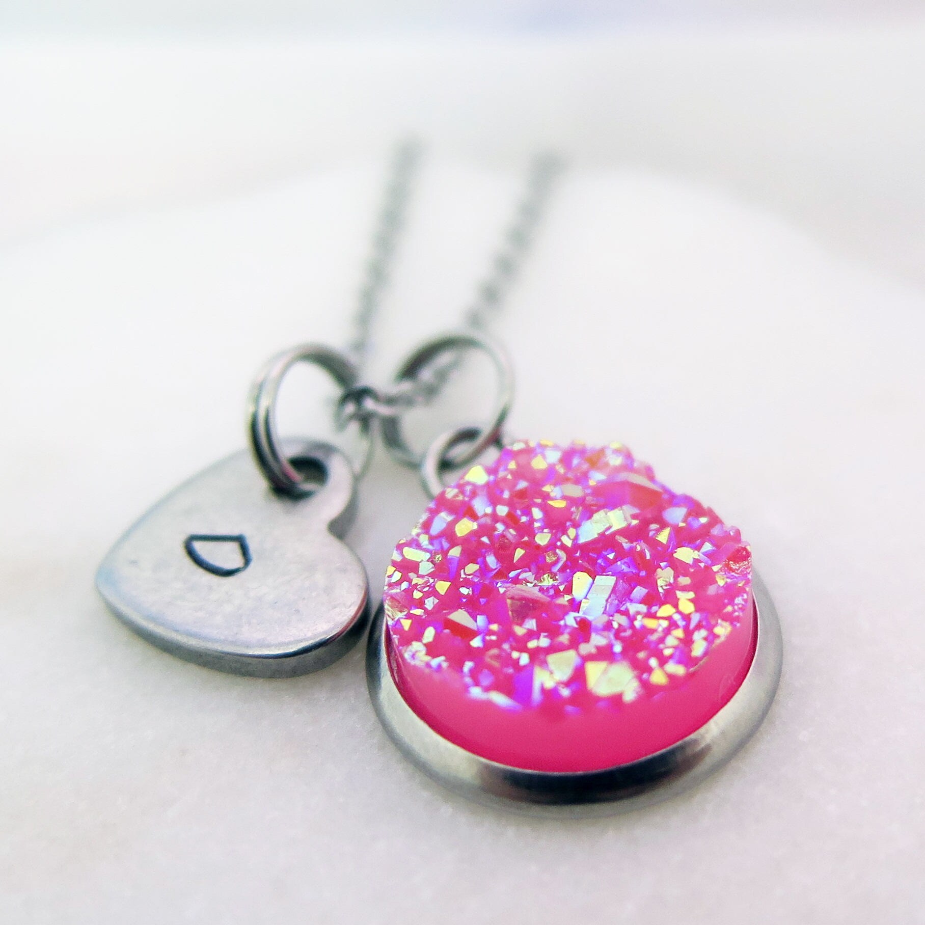 Rosa Druzy Halskette Handgestempelter Kleiner Herz Anhänger Rosa Druzy Halskette Handgestempelter Kleiner Herz Anhänger von ThetaJewellery