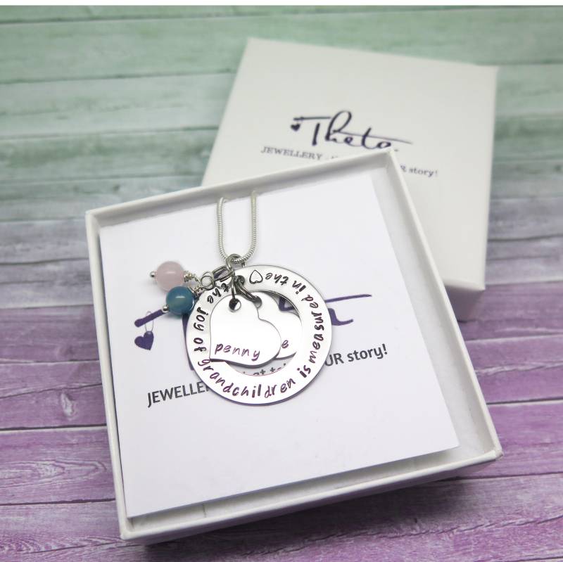 Personalisierte Oma Halskette Handgestempelter Herzanhänger Aus Edelstahl Personalisierte Oma Halskette Handgestempelter Herzanhänger Aus Edelstahl von ThetaJewellery