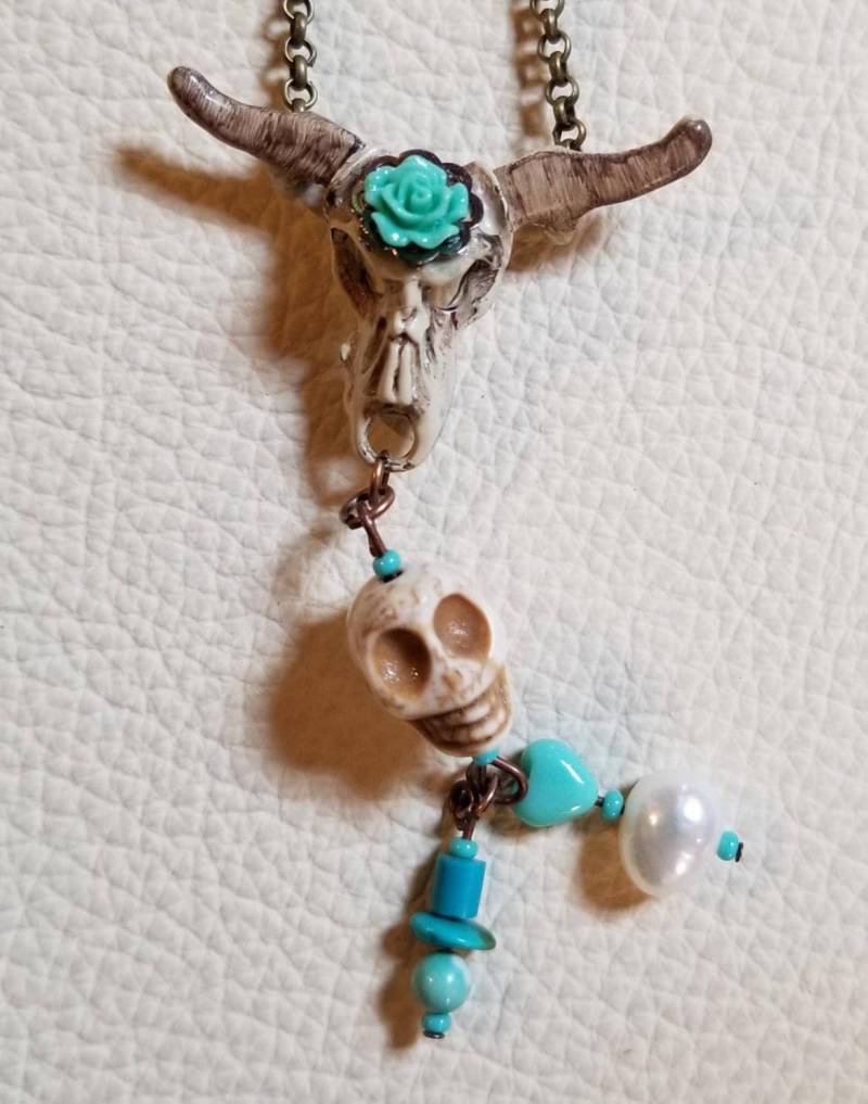 Hand Bemalt Kuh Schädel Charme Mit von Theturquoiseraven