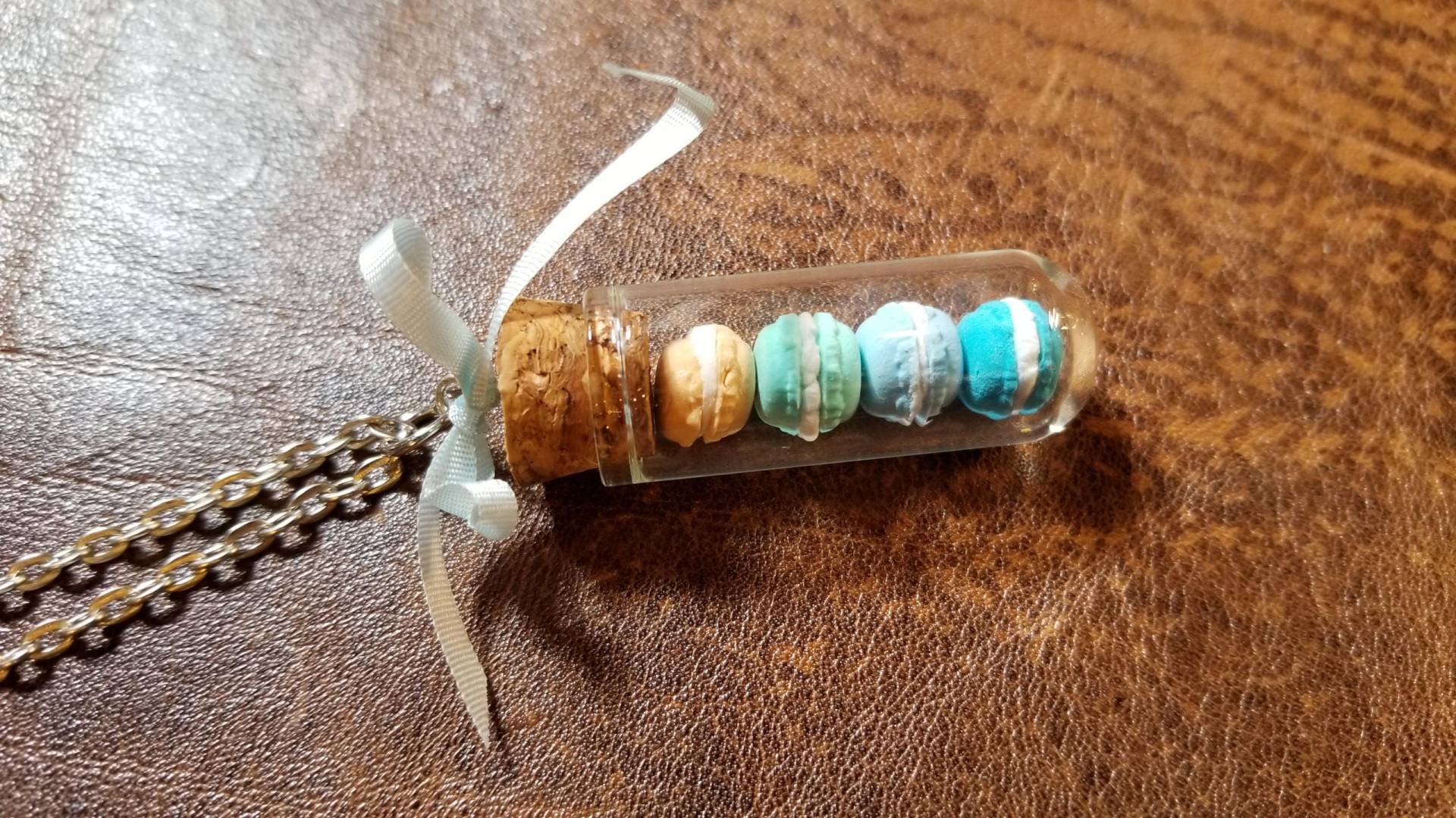 Handgemachte Mini Macaron Charme in Blautönen Glasfläschchen Handgemachte Mini Macaron Charme in Blautönen Glasfläschchen von Theturquoiseraven