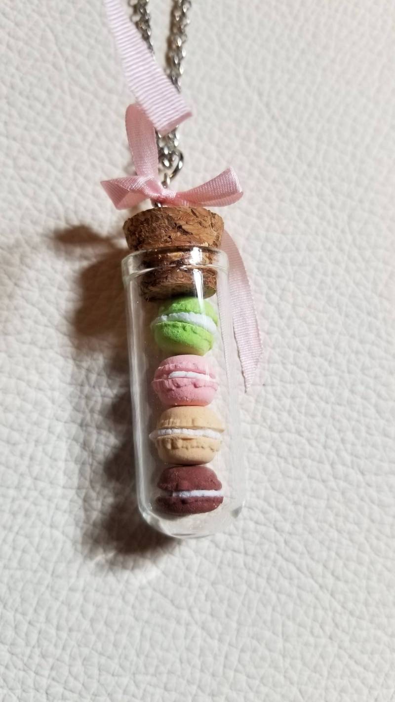 Handgemachte Mini Macarons Charmehalskette Handgemachte Mini Macarons Charmehalskette von Theturquoiseraven