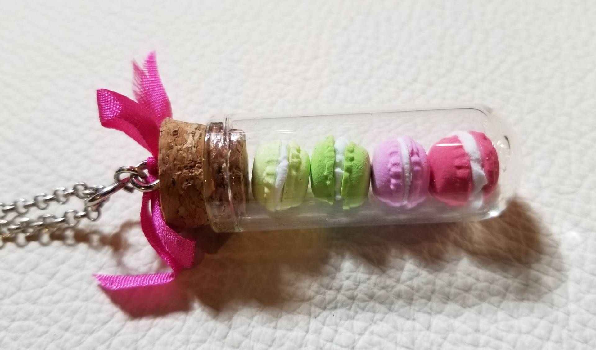 Handgemachte Mini Macarons in Glasfläschchen Handgemachte Mini Macarons in Glasfläschchen von Theturquoiseraven