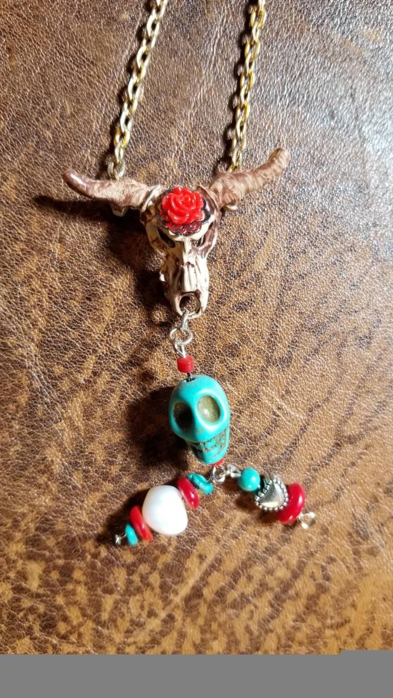 Südwesten Inspiriert Von Hand Bemalt, Kuh-Schädel Und Charme von Theturquoiseraven