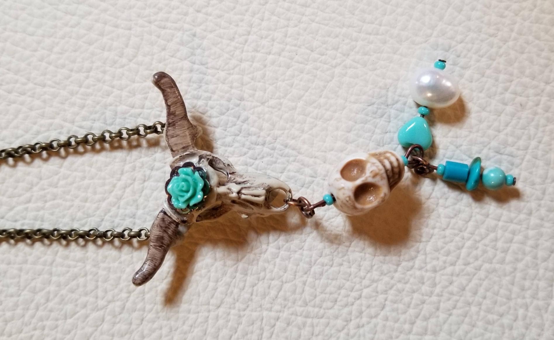 Südwesten Inspiriert Von Hand Bemalt Kuh-Anhänger Mit Türkis Und Perle Südwesten Inspiriert Von Hand Bemalt Kuh-Anhänger Mit Türkis Und Perle von Theturquoiseraven