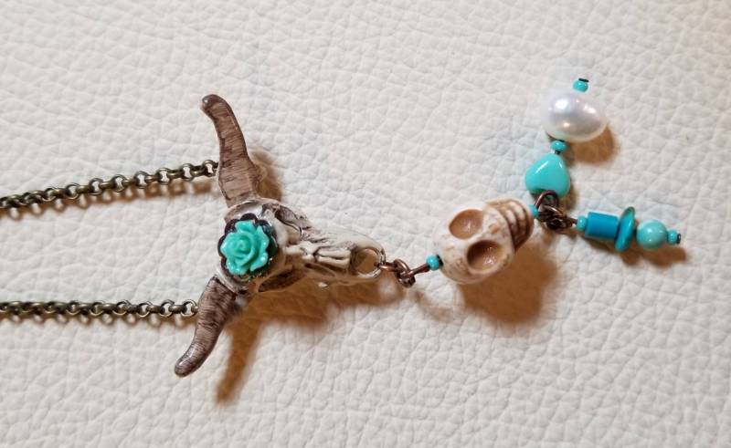 Südwesten Inspiriert Von Hand Bemalt Kuh-Anhänger Mit Türkis Und Perle Südwesten Inspiriert Von Hand Bemalt Kuh-Anhänger Mit Türkis Und Perle von Theturquoiseraven