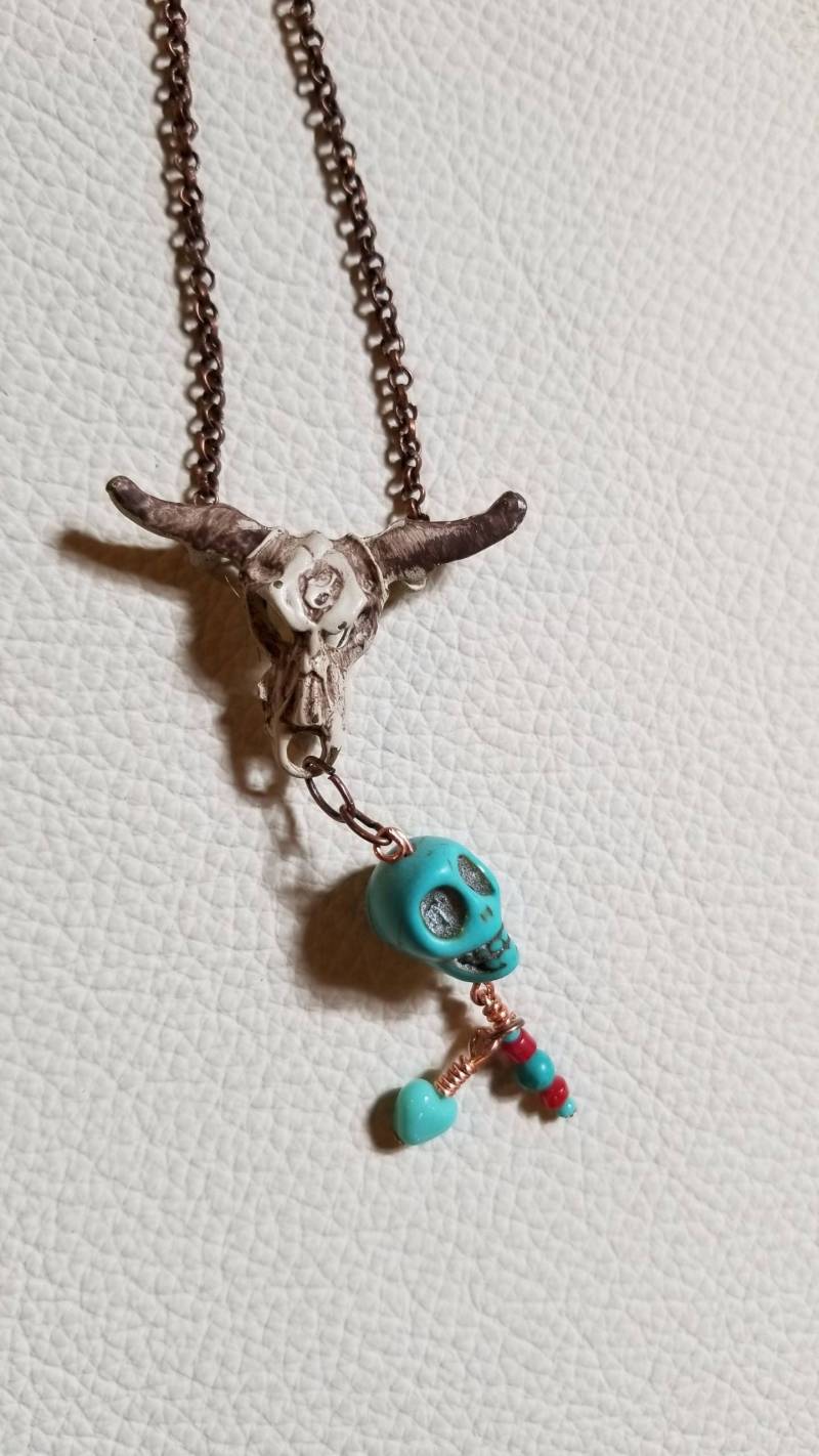 Südwesten Inspiriert Von Hand Bemalt Kuh-Schädel-Charme Mit Totenkopf, Perlen Und Herzen Südwesten Inspiriert Von Hand Bemalt Kuh-Schädel-Charme Mit Totenkopf, Perlen Und Herzen von Theturquoiseraven