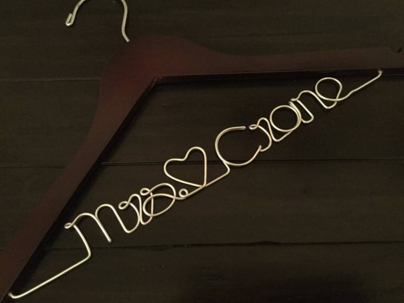 Cyber-Wochenend-Verkauf. Feierliche Eröffnung. Personalisierte Hochzeit Kleiderbügel/Braut Namen von Theweddinghangers29