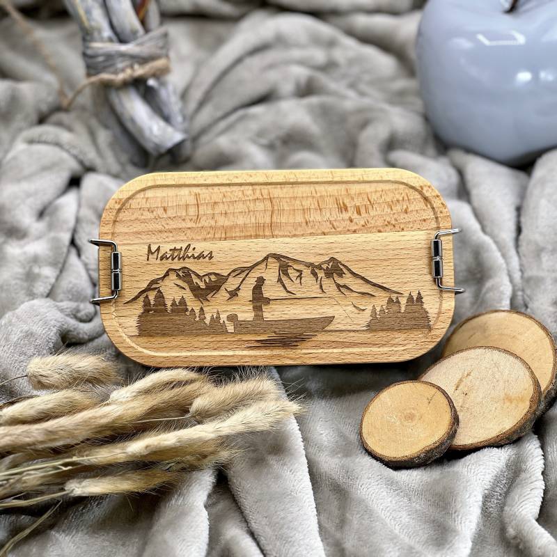 Brotdose Angler Personalisiert, Metall Lunchbox Mit Holzdeckel, 700 Bis 1100 Ml., Angeln, Geschenk Brotdose Angler Personalisiert, Metall Lunchbox Mit Holzdeckel, 700 Bis 1100 Ml., Angeln, Geschenk von ThigerDesign