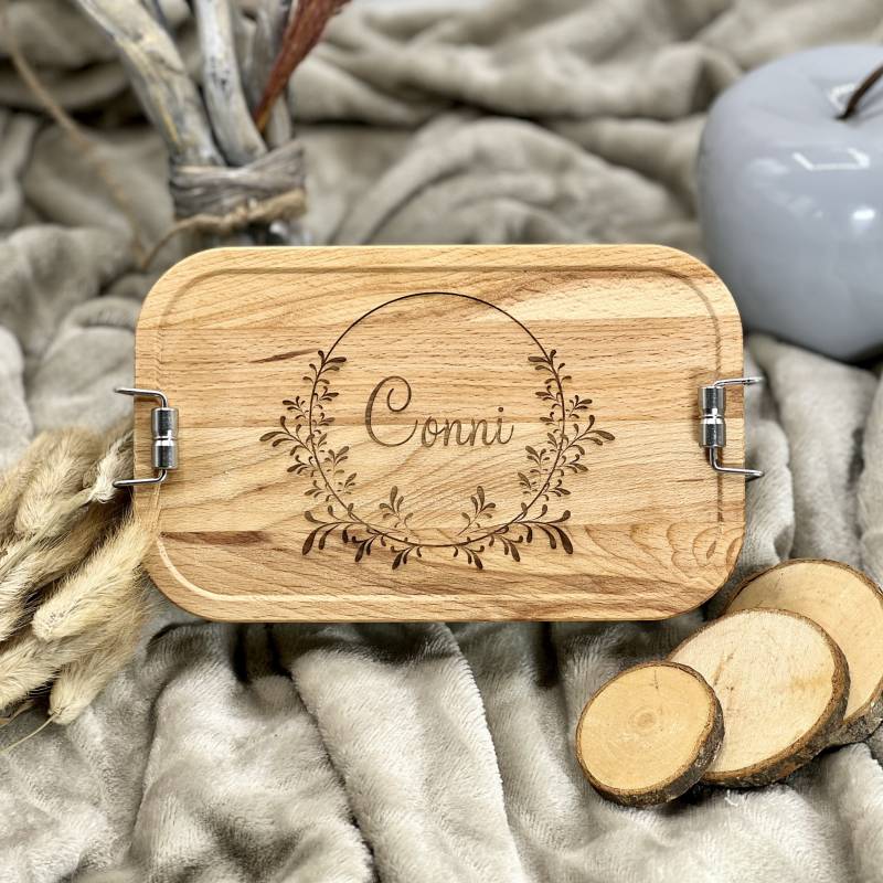 Brotdose Blumenkranz Personalisiert Mit Gravur, Metall Lunchbox Holzdeckel, 700 Und 1100 Ml., Nachhaltige Materialien Brotdose Blumenkranz Personalisiert Mit Gravur, Metall Lunchbox Holzdeckel, 700 Und 1100 Ml., Nachhaltige Materialien von ThigerDesign