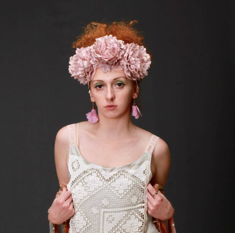 Boho Hängeohrringe Aus Violetter Peace Silk Mit Einem Hübschen Gewellten Kupferzapfen, Verziert Kristallperlen. Handgefertigte Niobium Ohrringe von ThimbleAndHeart