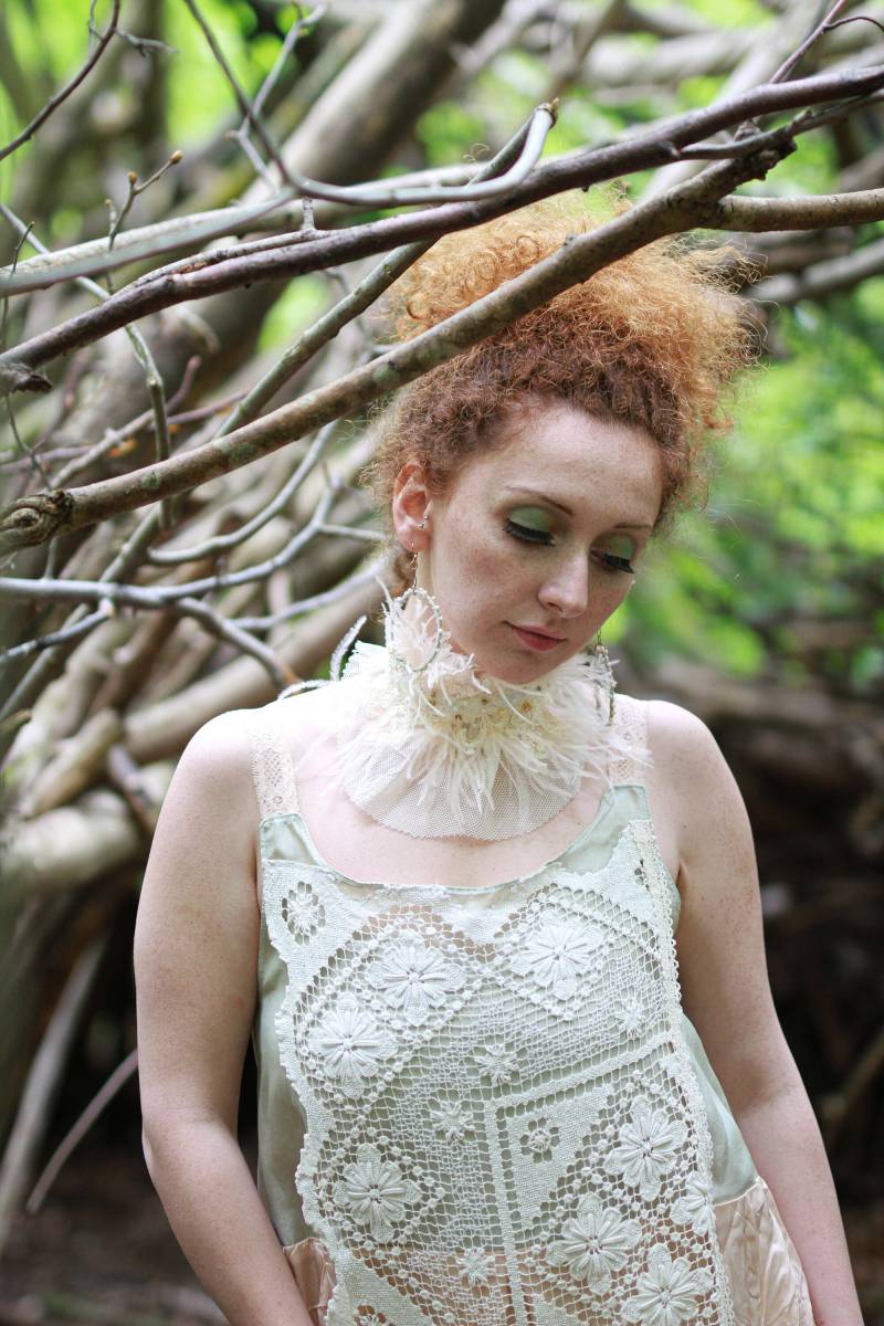 Hochzeit Spitze Halsband Mit Straußenfedern - Hand Bestickt Boho Strass Champagner Spitze von ThimbleAndHeart