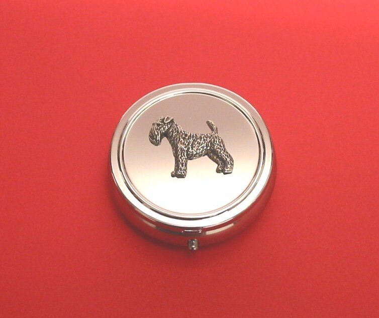 Airedale Terrier Pewter Motiv Auf Runder Chrom Minze/Pillendose Mutter Vater Weihnachtsgeschenk Airedale Terrier Pewter Motiv Auf Runder Chrom Minze/Pillendose Mutter Vater Weihnachtsgeschenk von ThimblesnObjectDart