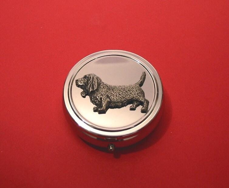 Basset Hound Pewter Motiv Auf Runder Chrom Minze/Pillendose Mutter Vater Weihnachtsgeschenk Basset Hound Pewter Motiv Auf Runder Chrom Minze/Pillendose Mutter Vater Weihnachtsgeschenk von ThimblesnObjectDart