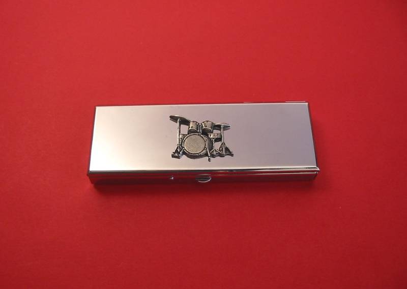 Drum Kit Design Seven Days Chrom Pillenbox - Medikamente Organisator Pillendose Kleine Trinketbox Rockmusik Heavy Metal Geschenk Drum Kit Design Seven Days Chrom Pillenbox - Medikamente Organisator Pillendose Kleine Trinketbox Rockmusik Heavy Metal Geschenk von ThimblesnObjectDart