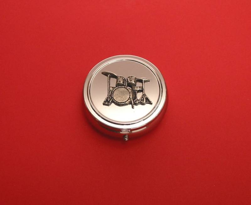 Drum Kit Pewter Motiv Auf Runden Chrom Mint/Pillendose Musiklehrer Musiker Weihnachtsgeschenk Drum Kit Pewter Motiv Auf Runden Chrom Mint/Pillendose Musiklehrer Musiker Weihnachtsgeschenk von ThimblesnObjectDart