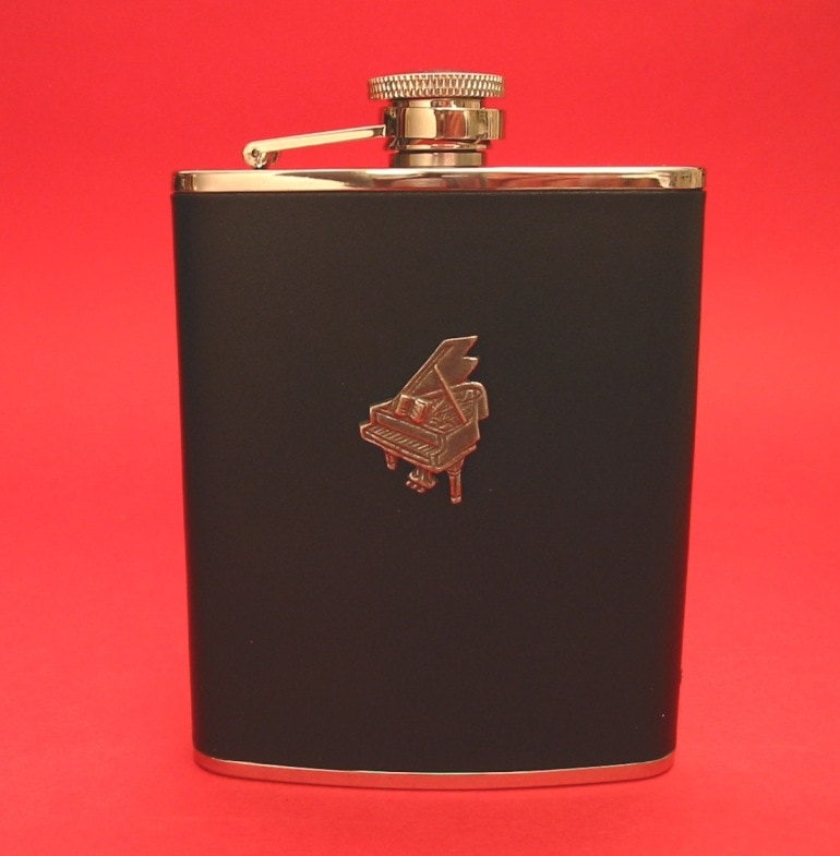 Flügel-Design Aus Schwarzem Leder 6Oz Flachmann Musik Geschenk Lehrer-Geschenk Flügel-Design Aus Schwarzem Leder 6Oz Flachmann Musik Geschenk Lehrer-Geschenk von ThimblesnObjectDart