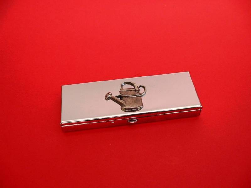 Gießkanne Design Seven Days Chrom Pillenbox - Medikamente Organisator Pillendose Kleine Schmuckbox Muttertagsgeschenk Für Gärtner Gießkanne Design Seven Days Chrom Pillenbox - Medikamente Organisator Pillendose Kleine Schmuckbox Muttertagsgeschenk Für Gärtner von ThimblesnObjectDart