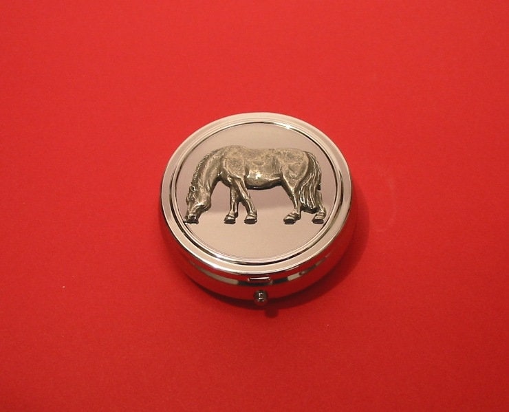 Grasendes Pony Zinn Motiv Auf Runde Chrom Mint/Pillendose Mutter Vater Weihnachten Pferd Geschenk Grasendes Pony Zinn Motiv Auf Runde Chrom Mint/Pillendose Mutter Vater Weihnachten Pferd Geschenk von ThimblesnObjectDart