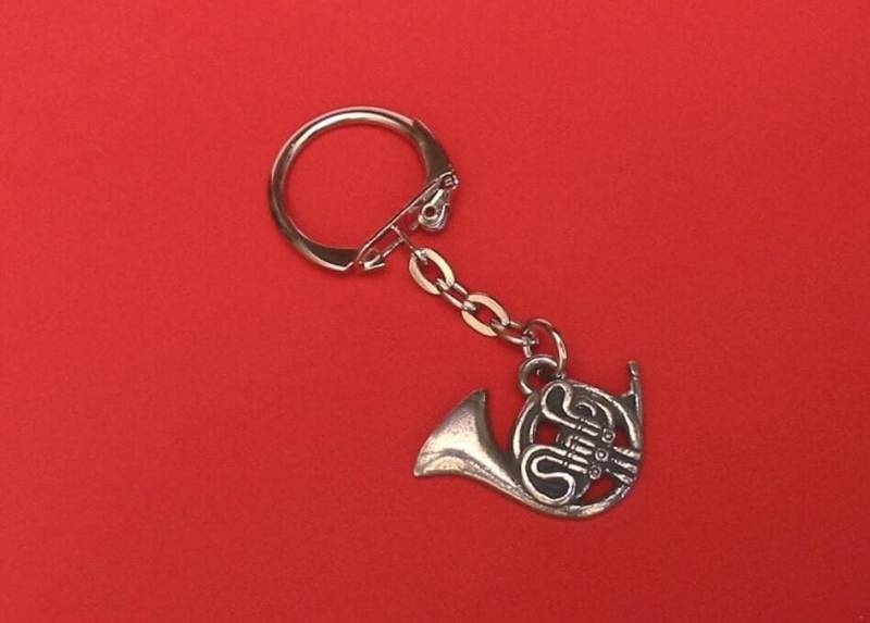 Horn-Zinn-Schlüsselanhänger, Horn-Geschenk, Musik-Schlüsselanhänger, Musiker-Geschenk, Messing-Lehrer-Geschenk von ThimblesnObjectDart