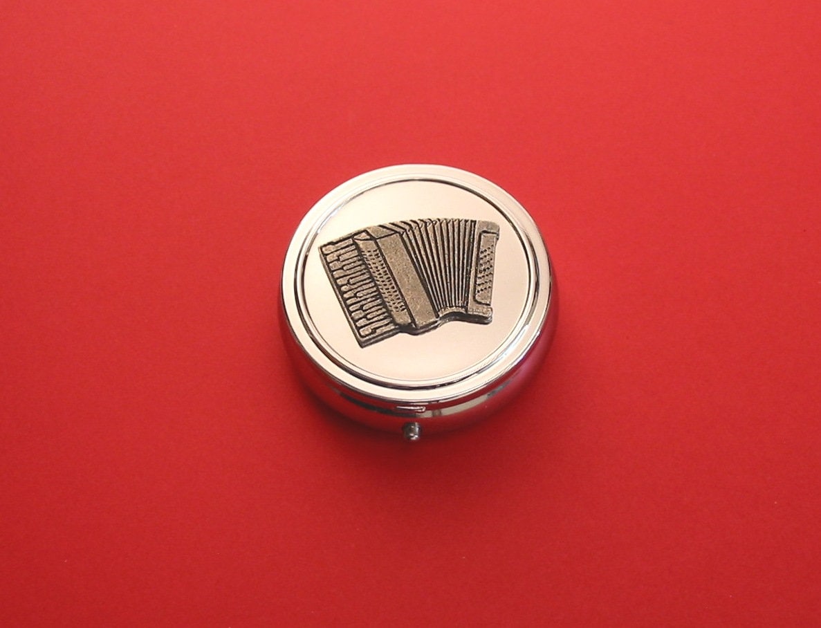 Klavier Akkordeon Zinn Motiv Auf Runden Chrom Mint/Pillendose Musiklehrer Musiker Weihnachtsgeschenk Klavier Akkordeon Zinn Motiv Auf Runden Chrom Mint/Pillendose Musiklehrer Musiker Weihnachtsgeschenk von ThimblesnObjectDart