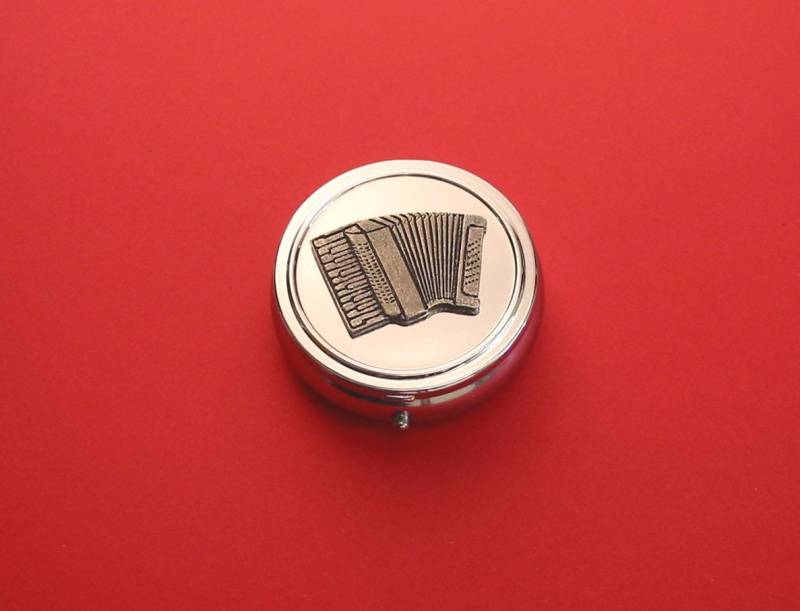 Klavier Akkordeon Zinn Motiv Auf Runden Chrom Mint/Pillendose Musiklehrer Musiker Weihnachtsgeschenk Klavier Akkordeon Zinn Motiv Auf Runden Chrom Mint/Pillendose Musiklehrer Musiker Weihnachtsgeschenk von ThimblesnObjectDart