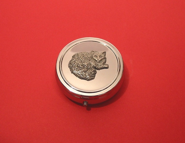 Langhaarige Katze Zinn Motiv Auf Runden Chrom Mint/Pillendose Mutter Vater Weihnachten Pferd Geschenk Langhaarige Katze Zinn Motiv Auf Runden Chrom Mint/Pillendose Mutter Vater Weihnachten Pferd Geschenk von ThimblesnObjectDart