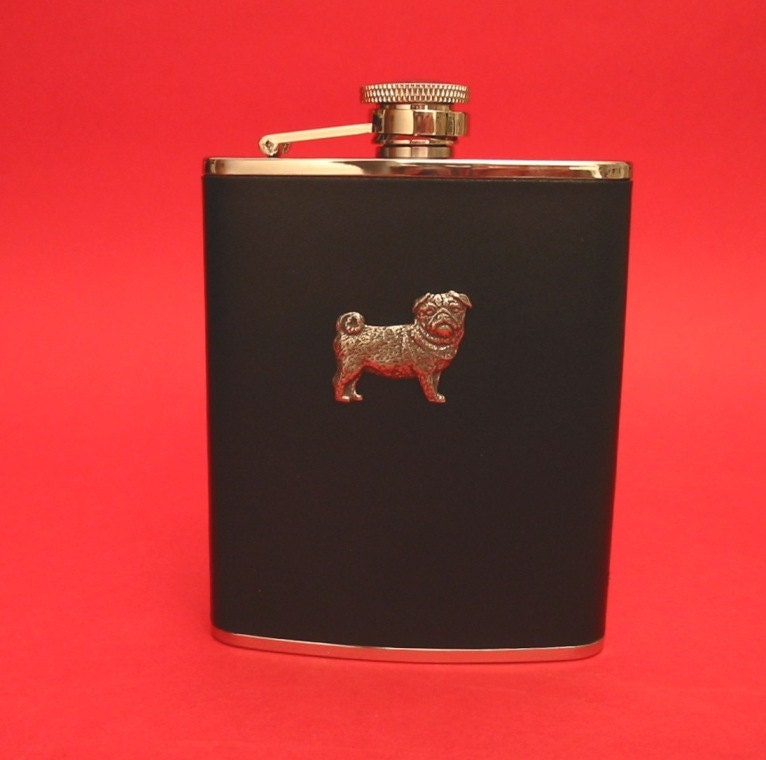 Mops Hund Design Leder Schwarz 6Oz Flachmann Geschenk Mops Hund Design Leder Schwarz 6Oz Flachmann Geschenk von ThimblesnObjectDart