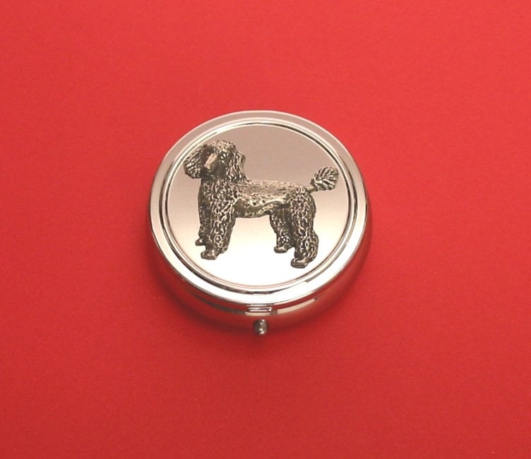 Pudel Zinn Motiv Auf Runde Chrom Mint/Pillendose Mutter Vater Weihnachtsgeschenk Pudel Zinn Motiv Auf Runde Chrom Mint/Pillendose Mutter Vater Weihnachtsgeschenk von ThimblesnObjectDart