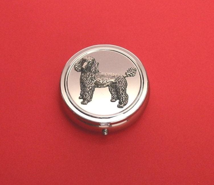 Pudel Zinn Motiv Auf Runde Chrom Mint/Pillendose Mutter Vater Weihnachtsgeschenk Pudel Zinn Motiv Auf Runde Chrom Mint/Pillendose Mutter Vater Weihnachtsgeschenk von ThimblesnObjectDart