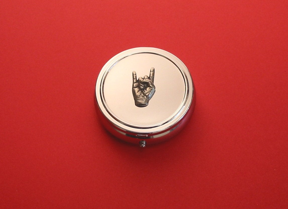 Rock On Pewter Motiv Auf Runden Chrom Mint/Pill Box Heavy Metal Musikgeschenk Rock On Pewter Motiv Auf Runden Chrom Mint/Pill Box Heavy Metal Musikgeschenk von ThimblesnObjectDart