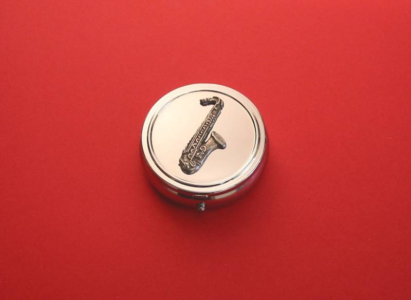 Saxophon Zinn Motiv Auf Runden Chrom Mint/Pillendose Musiklehrer Musiker Weihnachtsgeschenk Saxophon Zinn Motiv Auf Runden Chrom Mint/Pillendose Musiklehrer Musiker Weihnachtsgeschenk von ThimblesnObjectDart