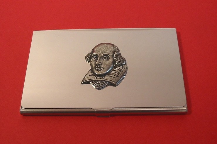 Shakespeare Chrom-Kartenhalter Mit Von Hand Gegossen Zinn Motiv Englisch Lehrer Schauspielhaus Weihnachtsgeschenk Shakespeare Chrom-Kartenhalter Mit Von Hand Gegossen Zinn Motiv Englisch Lehrer Schauspielhaus Weihnachtsgeschenk von ThimblesnObjectDart