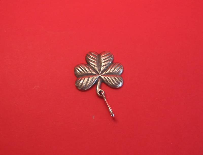 Shamrock Pewter Motif Zipper Pull New Home School Prüfungen Irish Good Luck Gift von ThimblesnObjectDart