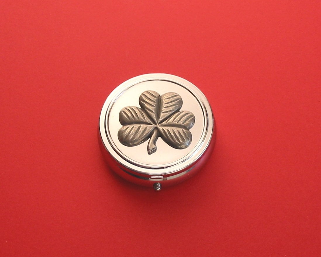 Shamrock Pewter Motiv Auf Runden Chrom Mint/Pillendose Mutter Vater Irish Good Luck Geschenk Shamrock Pewter Motiv Auf Runden Chrom Mint/Pillendose Mutter Vater Irish Good Luck Geschenk von ThimblesnObjectDart