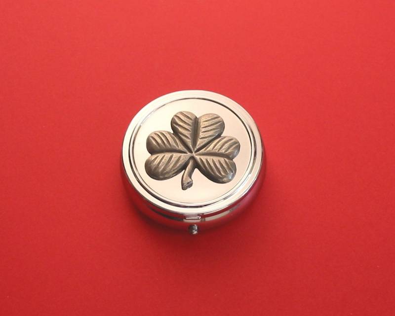 Shamrock Pewter Motiv Auf Runden Chrom Mint/Pillendose Mutter Vater Irish Good Luck Geschenk Shamrock Pewter Motiv Auf Runden Chrom Mint/Pillendose Mutter Vater Irish Good Luck Geschenk von ThimblesnObjectDart