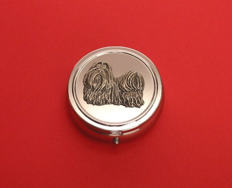 Shih Tzu Zinn Motiv Auf Runde Chrom Mint/Pillendose Mutter Vater Weihnachtsgeschenk Shih Tzu Zinn Motiv Auf Runde Chrom Mint/Pillendose Mutter Vater Weihnachtsgeschenk von ThimblesnObjectDart