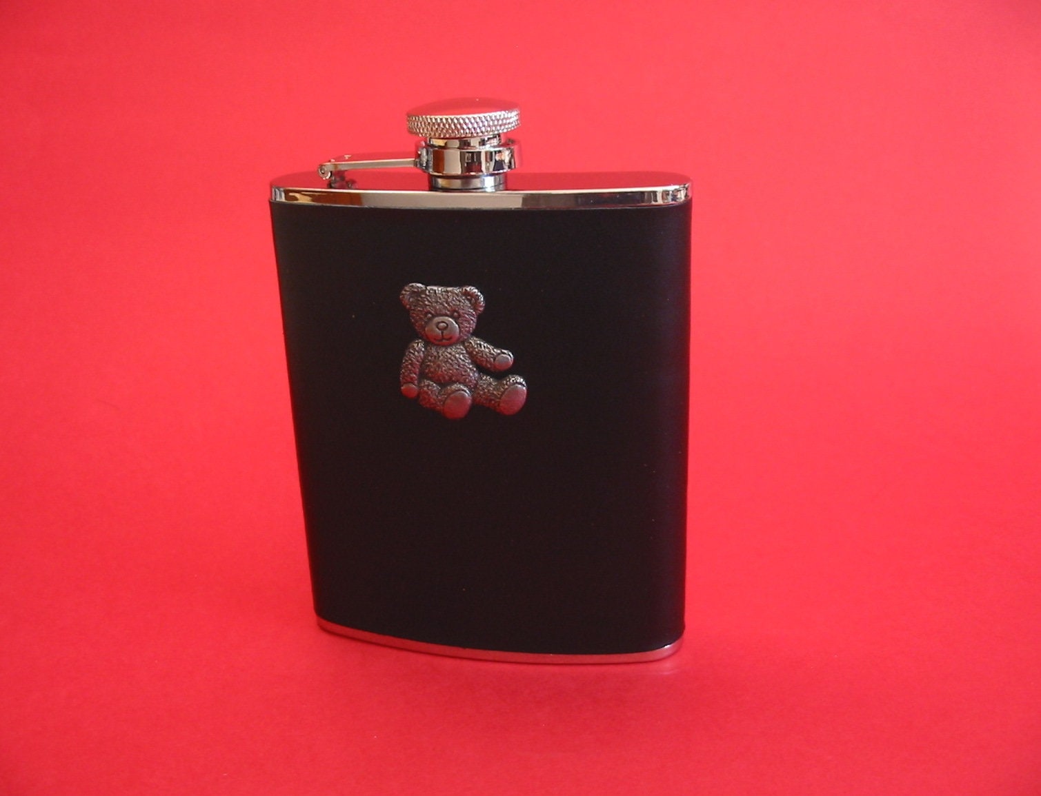 Teddy Bär Design Schwarz Leder 6 Unzen Flachmann Teddybär-Enthusiasten Mutter Weihnachtsgeschenk Teddy Bär Design Schwarz Leder 6 Unzen Flachmann Teddybär-Enthusiasten Mutter Weihnachtsgeschenk von ThimblesnObjectDart
