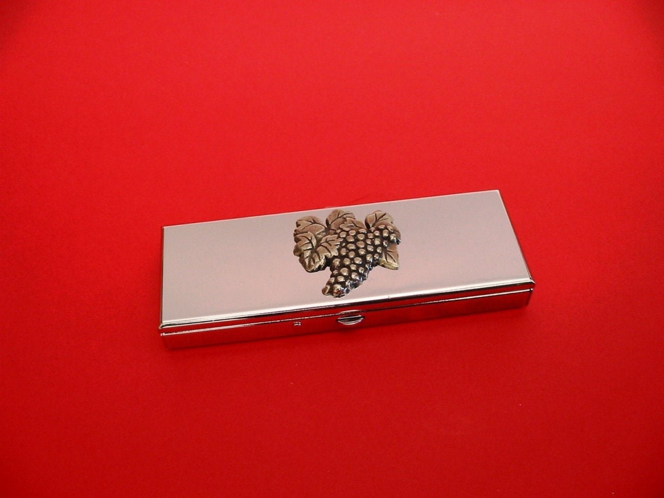 Traube Rebe Design Sieben Tage Pille Box - Medikamente Veranstalter Chrom Fall Kleine Schmuckkästchen Muttertag Vatertagsgeschenk Traube Rebe Design Sieben Tage Pille Box - Medikamente Veranstalter Chrom Fall Kleine Schmuckkästchen Muttertag Vatertagsgeschenk von ThimblesnObjectDart