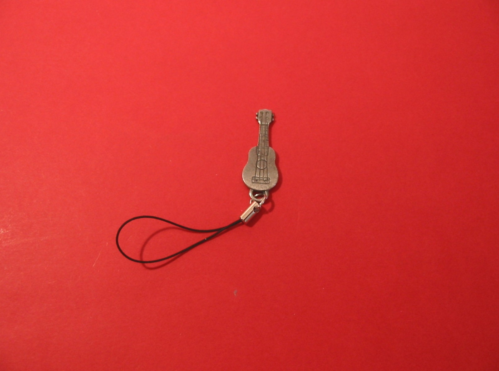 Ukulele Pewter Handy Charm Mutter Vater Musikgeschenk Ukulele Pewter Handy Charm Mutter Vater Musikgeschenk von ThimblesnObjectDart