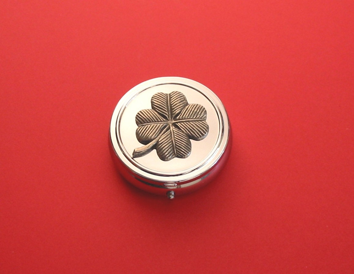 Vierblättriges Kleeblatt Zinn Motiv Auf Runde Chrom Mint/Pillendose Mutter Vater Good Luck Geschenk Vierblättriges Kleeblatt Zinn Motiv Auf Runde Chrom Mint/Pillendose Mutter Vater Good Luck Geschenk von ThimblesnObjectDart