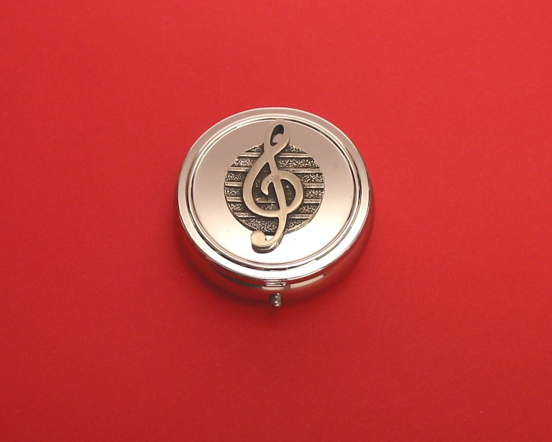 Violinschlüssel Zinn Motiv Auf Runden Chrom Mint/Pillendose Musiklehrer Musiker Weihnachtsgeschenk Violinschlüssel Zinn Motiv Auf Runden Chrom Mint/Pillendose Musiklehrer Musiker Weihnachtsgeschenk von ThimblesnObjectDart