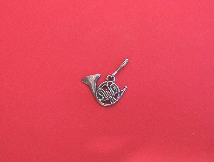 Horn Zinn Anhänger - Musik Geschenk Musiker Lehrer Spieler Mama Papa Weihnachts von ThimblesnObjectDart