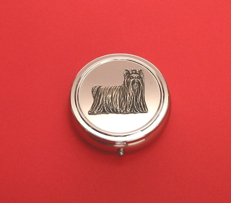 Yorkshire Terrier Zinn Motiv Auf Runden Chrom Mint/Pillendose Mutter Vater Weihnachtsgeschenk Yorkshire Terrier Zinn Motiv Auf Runden Chrom Mint/Pillendose Mutter Vater Weihnachtsgeschenk von ThimblesnObjectDart
