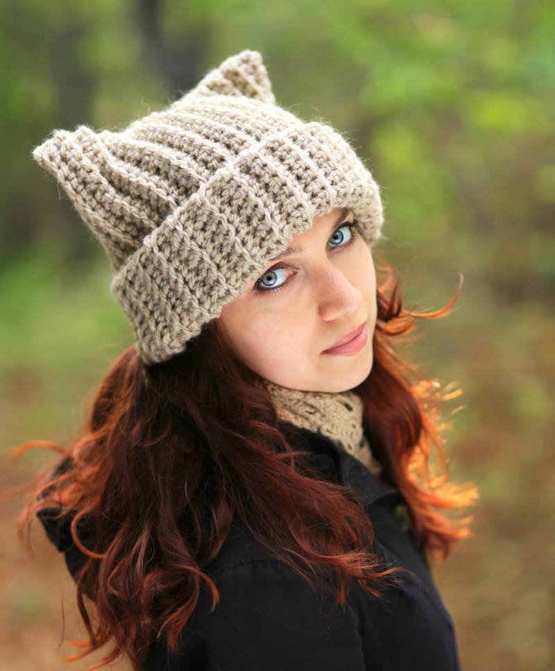 Beige Katzenohren Häkelmütze Unisex Slouchy Strickmütze von ThingsFS