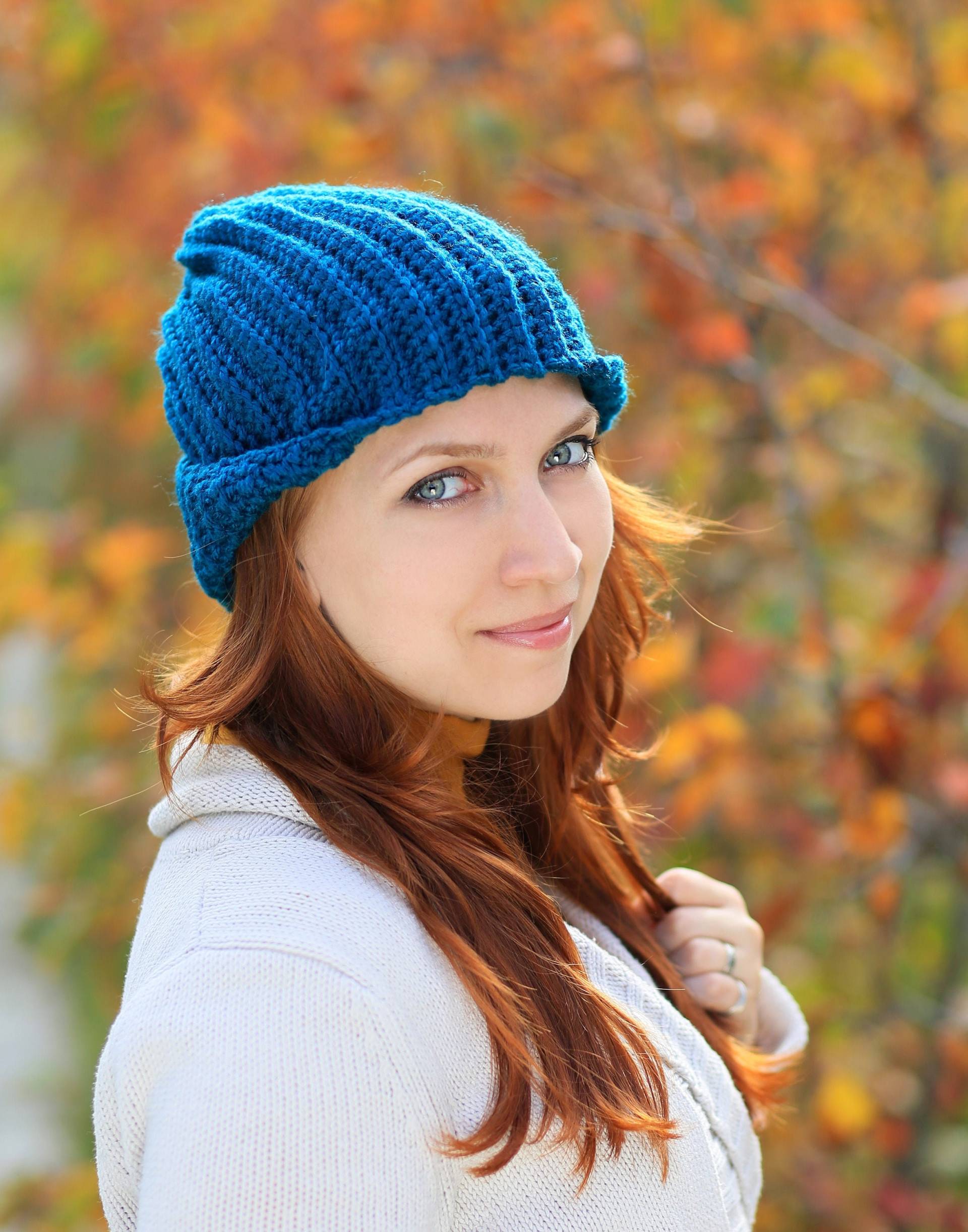 Gestrickte Mütze Für Erwachsene Unisex Gestreifte Textur Blau-Türkis Farbe Wie Eine Mit Kleiner Krempe Aus Garn Herbst Oder Frühling Erstellt von ThingsFS