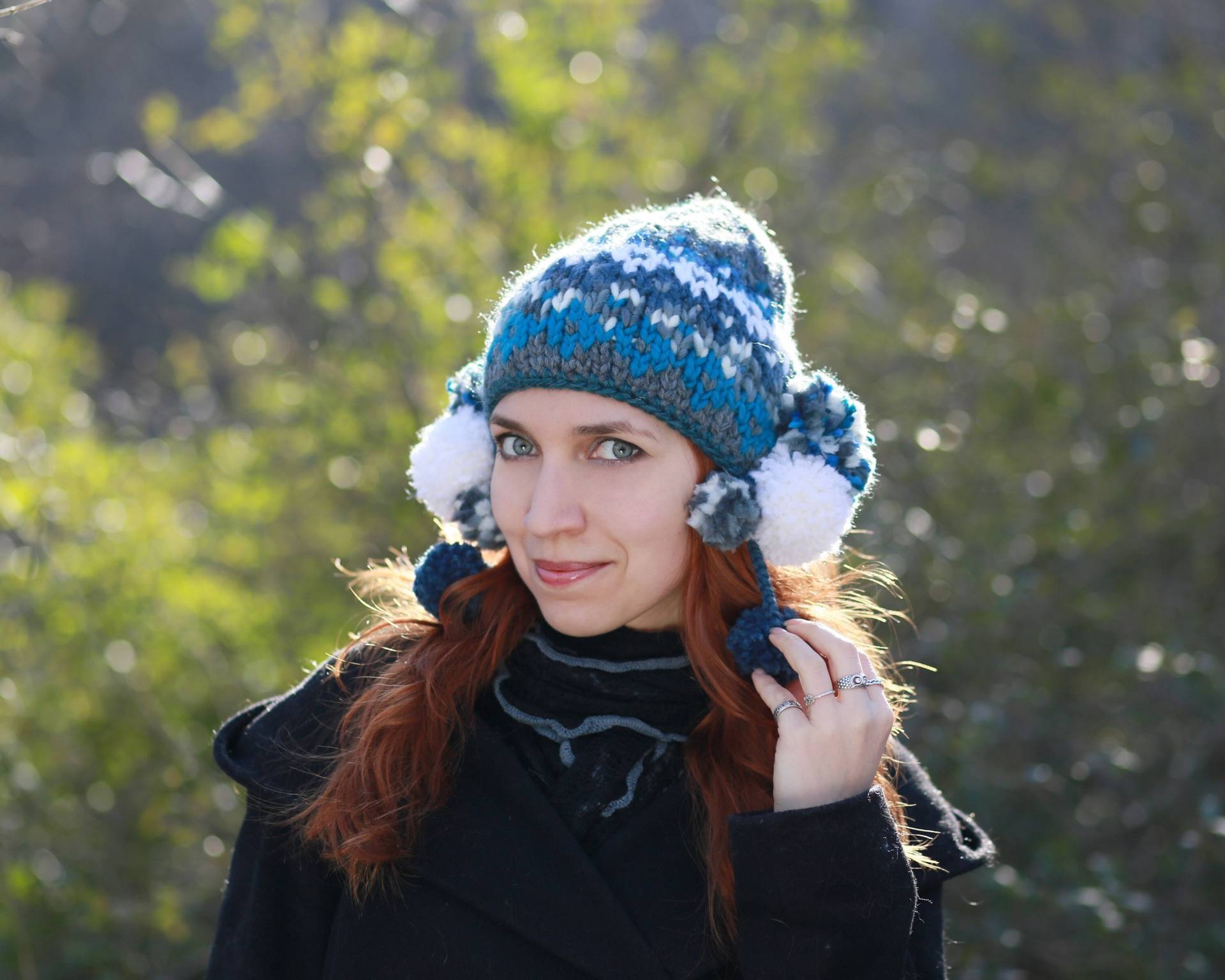 Handgefertigte Wollmütze Mit Bommel Blaue Gestrickte Wintermütze von ThingsFS